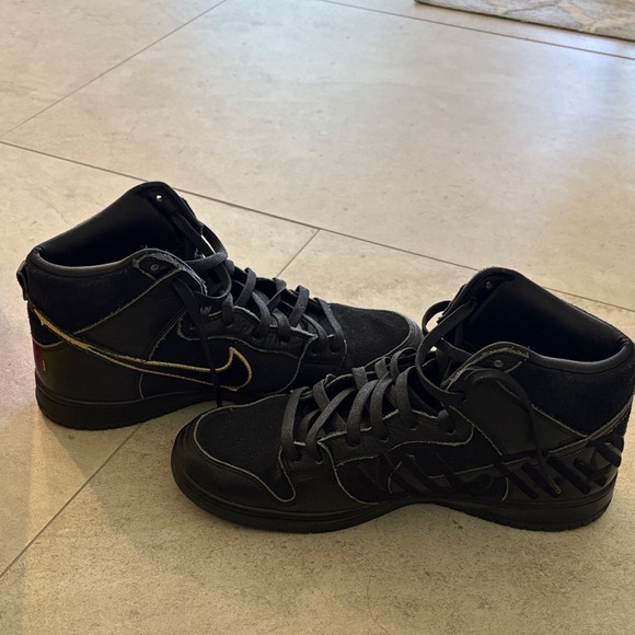 Nike SB Dunk High Pro Black and Gold - Picture 4 of 6